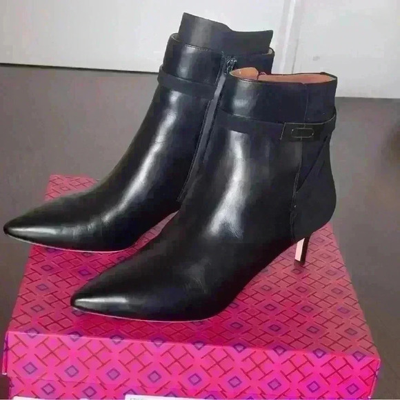 Tory Burch Ankle boot whit logo T hardware logo size 9 color black .worn once - Picture 2 of 9